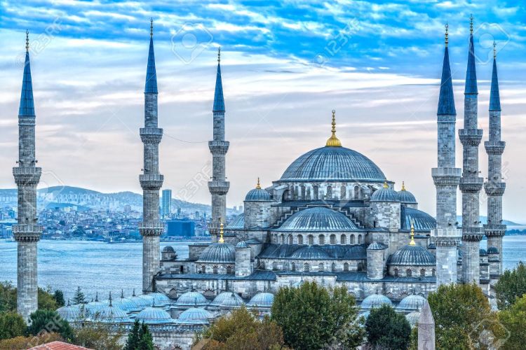 67117877-the-blue-mosque-sultanahmet-camii-istanbul-turkey-.jpg